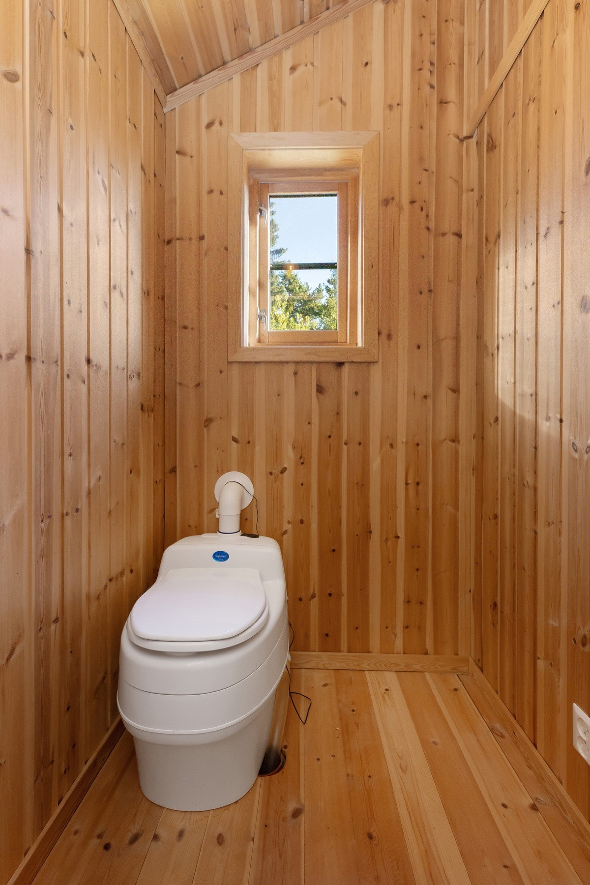 På toalettrommet er det montert et Separett hyttetoalett. Urinrør ført til grunn ved bygget. Galleribilde