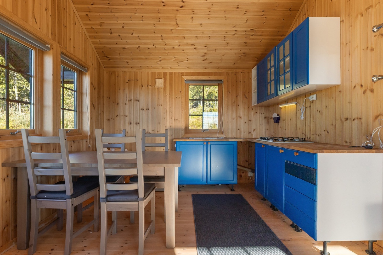 Kjøkkeninnredning har malte fronter med profiler, og skrog er bygd av platemateiale Galleribilde