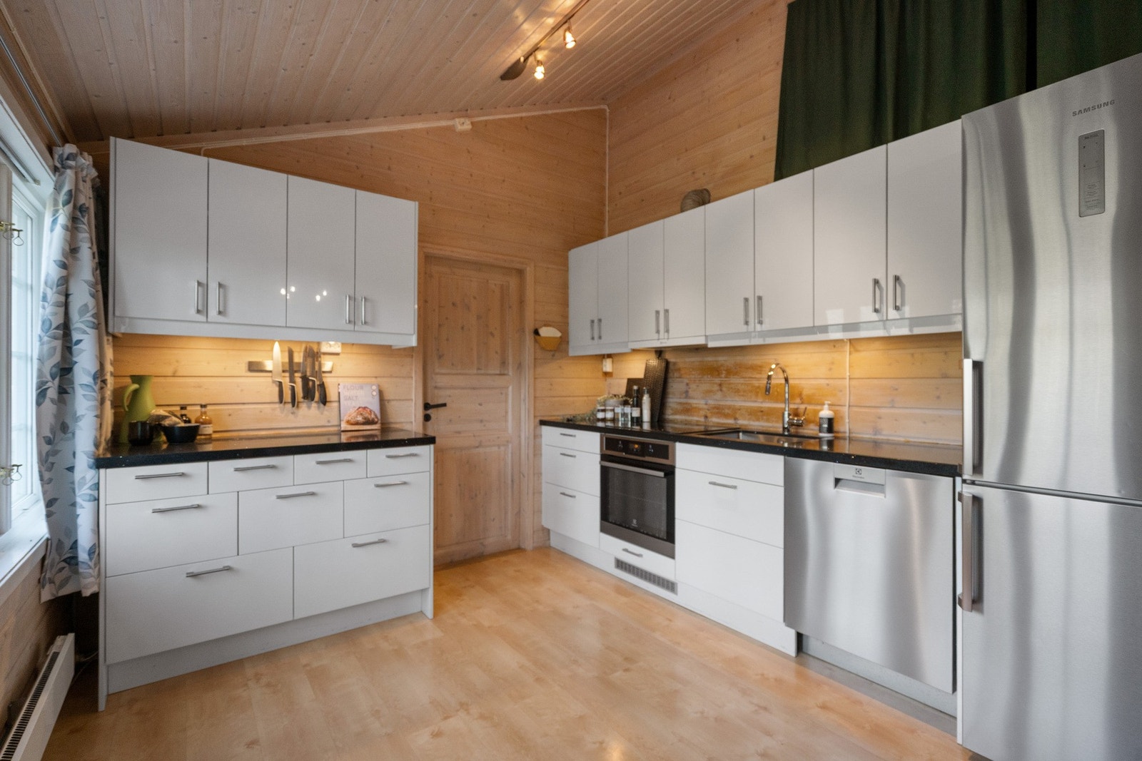 Pent og funksjonelt kjøkken med god skap- og benkeplass. Galleribilde