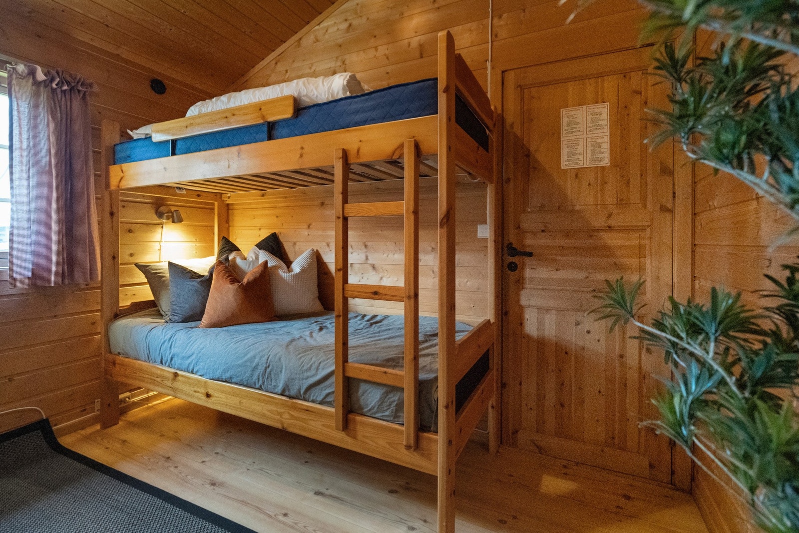 Koselig soverom med familiekøye. Galleribilde