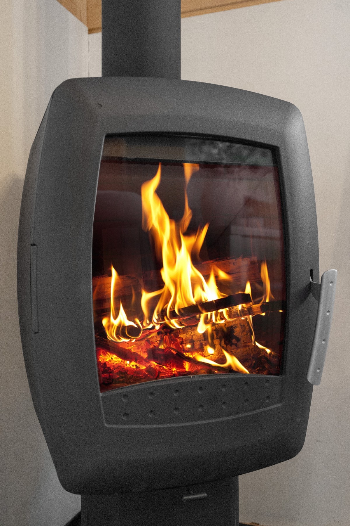 Moderne vedovn som gir lun og behagelig varme. Galleribilde