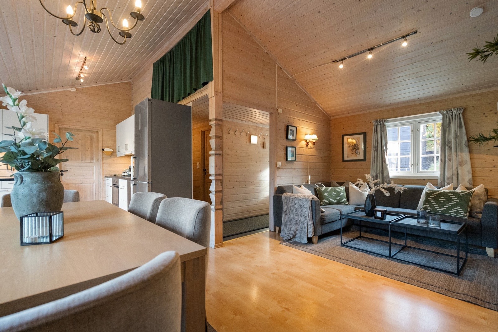 Åpen stue- og kjøkkenløsning med god takhøyde. Galleribilde