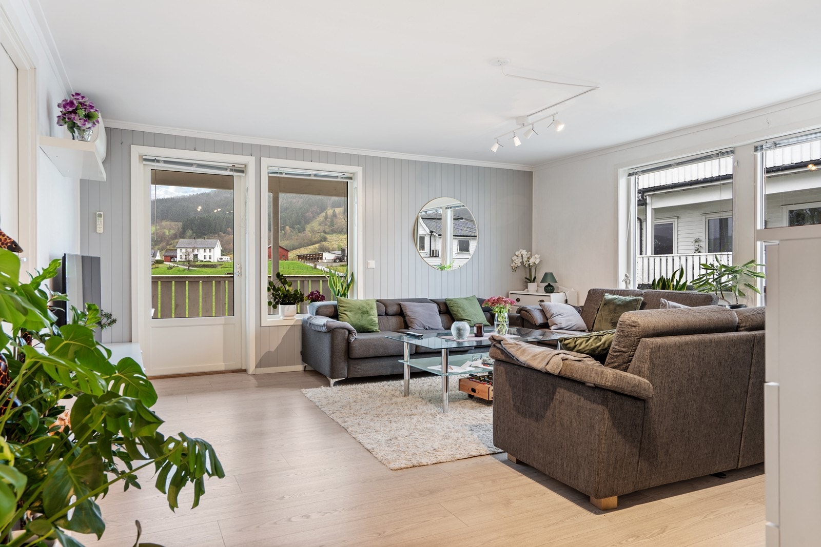 Åpen og sosial stue- og kjøkkenløsning som gir en god romfølelse. Galleribilde