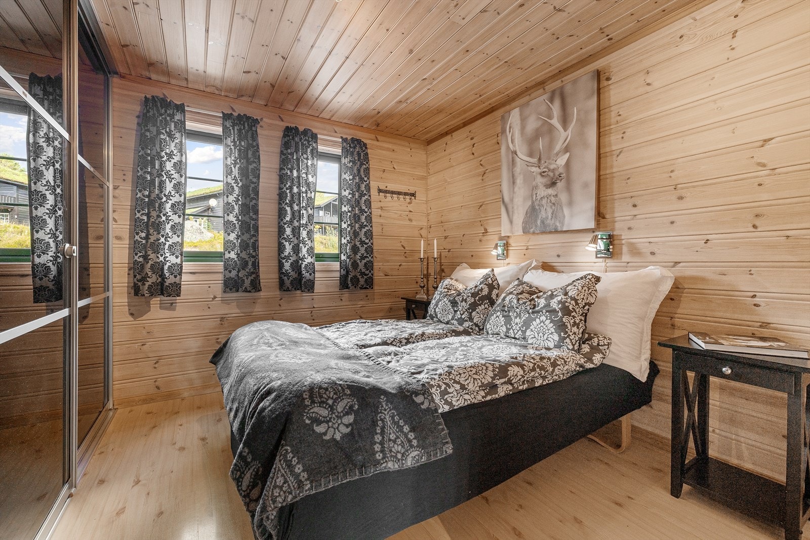 Det er 3 soverom på hovedplan og 4 i loftseteasjen med totalt 18 sengeplasser og medfølgende senger. L Galleribilde