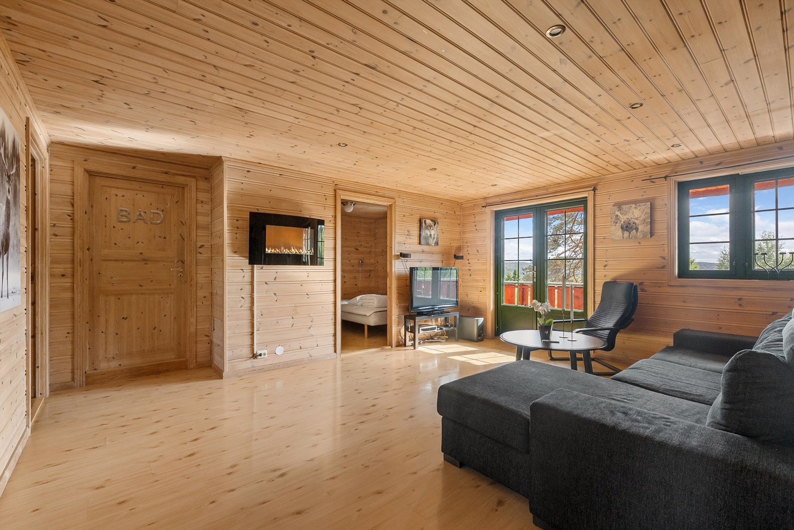 Romslig lofstue med utgang balkong og tv-avdeling. Galleribilde