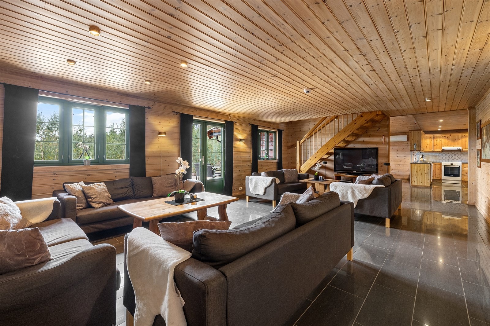 Stor fritidsbolig, perfekt for utleievirksomhet kombinert med egen bruk. Leieinntekt senere år har vært fra 500 - 750.000,-. Galleribilde