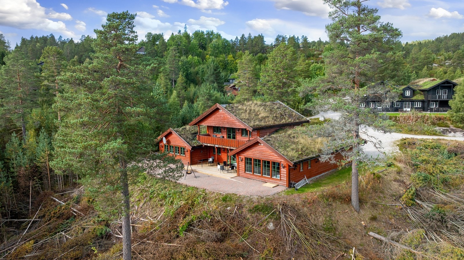 Bjønntjønnlia 98 ligger i naturskjønne omgivelser i Treungen, med en høyde over havet på ca. 450 meter. Området er ideelt for vintersportentusiaster, med Gautefall Alpinsenter kun 6 minutters kjøretur unna Galleribilde