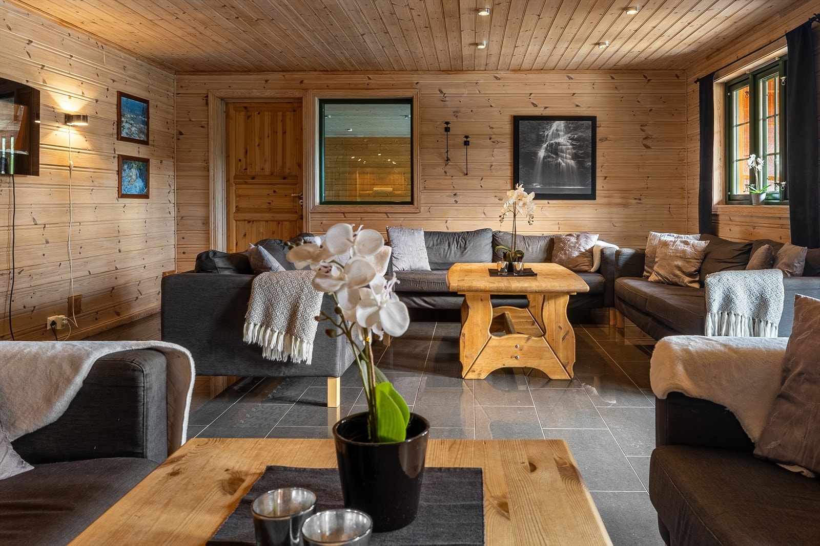 Hovedstuen er romslig, har 2 avdelinger med salonger og utgang terrasse. Galleribilde