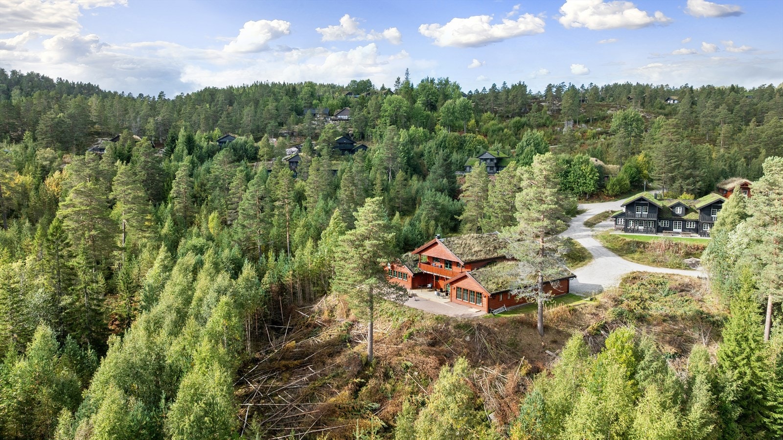 Eiendommen ligger fint til med gode solforhold, omkranset av vakker natur og fritt utsyn. Hytta har en fin beliggenhet i feltet med endetomt uten gjennomgangstrafikk. Galleribilde