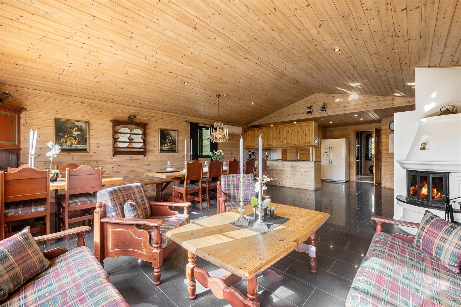 Rommet har langbord med spiseplass til 18 personer, egen salong og takoppløft i spiseavdelingen for ekstra romfølelse. Kjøkkenet har også peis. Galleribilde