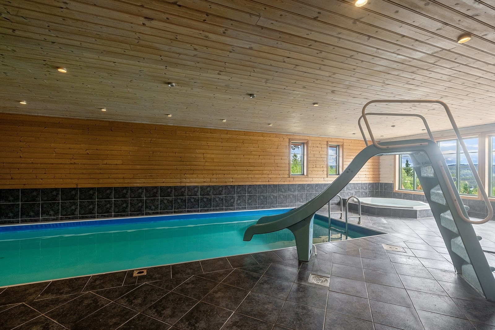 Spa avdelingen med oppvarmet basseng på ca. 3 x 8 meter samt jacuzzi, separat dusjbad med wc og badstue. Galleribilde