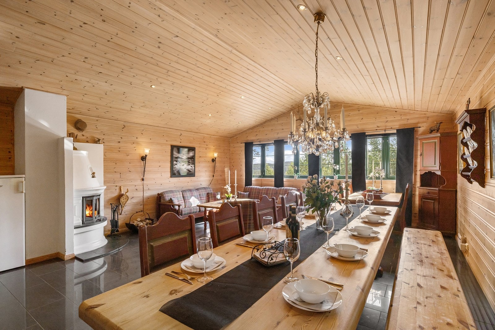 En stor hytte med plass til mange trenger et skikkelig kjøkken med god spiseplass. Galleribilde