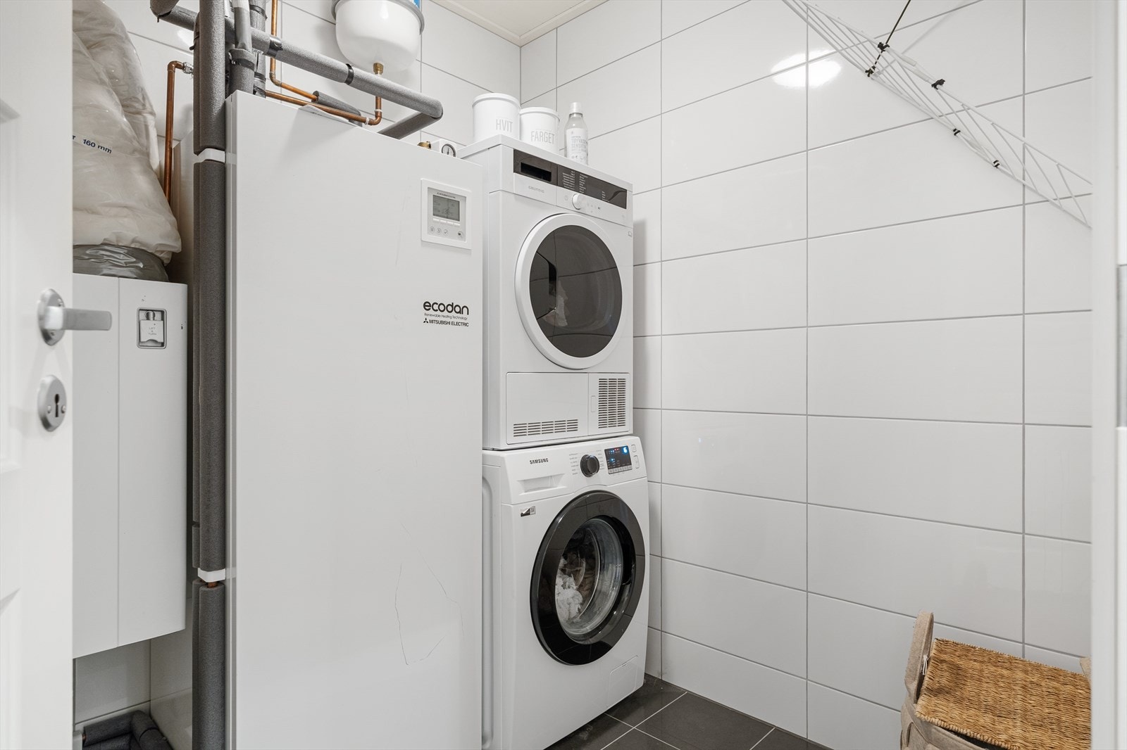 Vaskerom er utstyrt med opplegg for vaskemaskin, mekanisk avtrekk og rørfordelingsskap sikringskap. Galleribilde