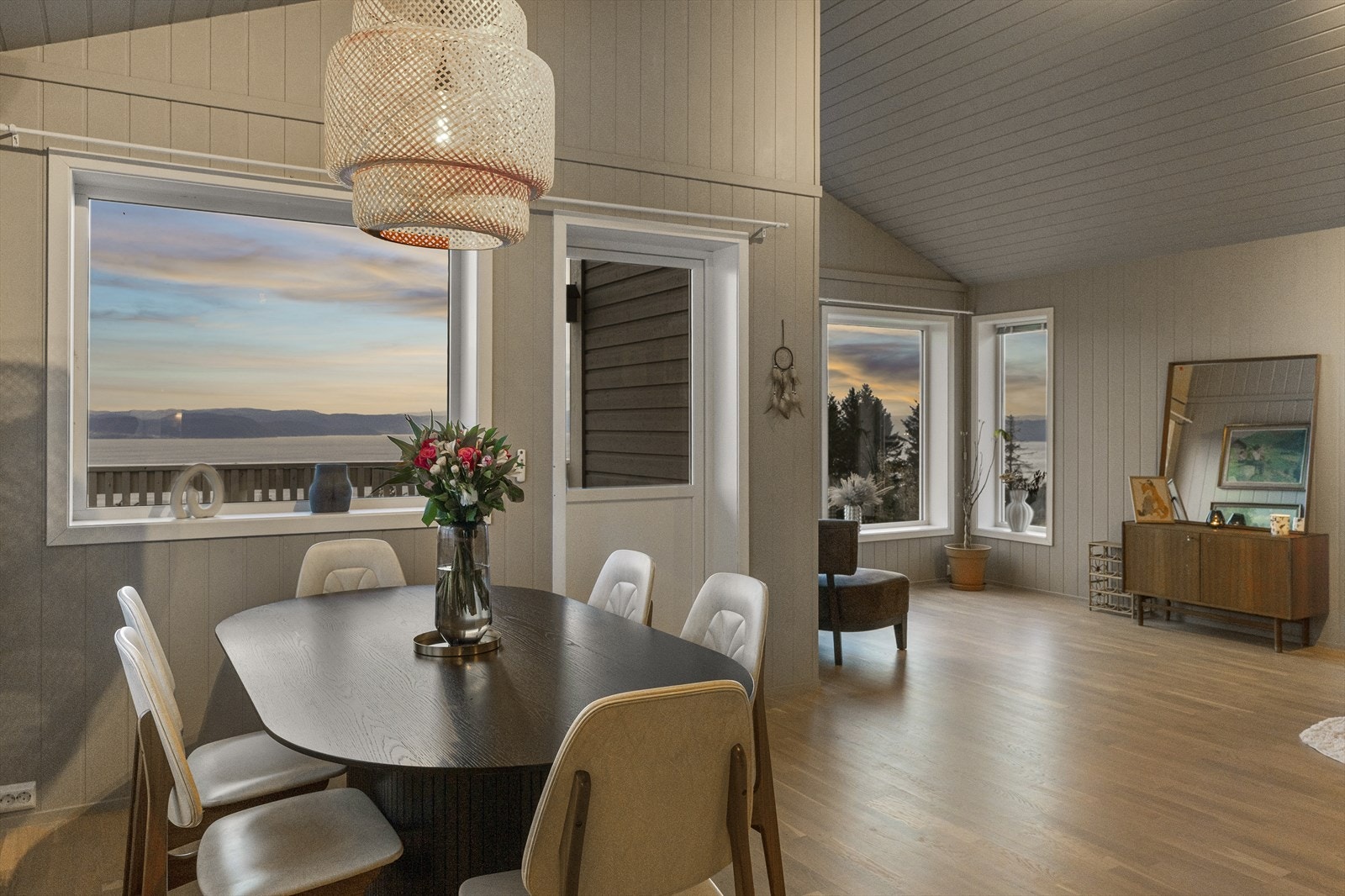 Gulv på stue og kjøkken ble slipt og oljet i 2025. Galleribilde