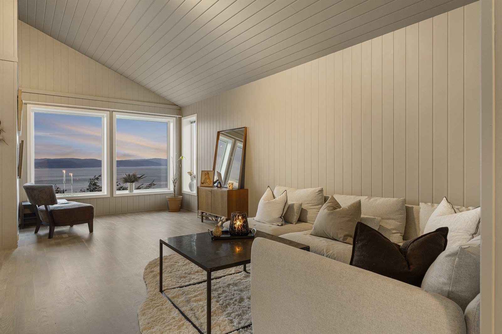 Store vindusflater og god takhøyde er kvaliteter som er mulig å sette pris på. Galleribilde