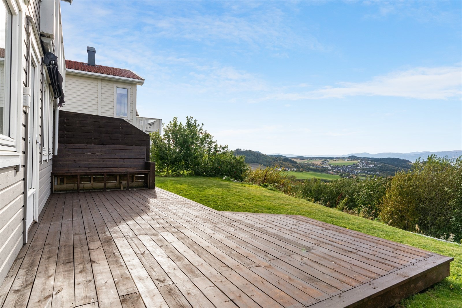 God plass til utemøbler for sosiale sammenkomster. I tillegg er det en flott hage. Galleribilde