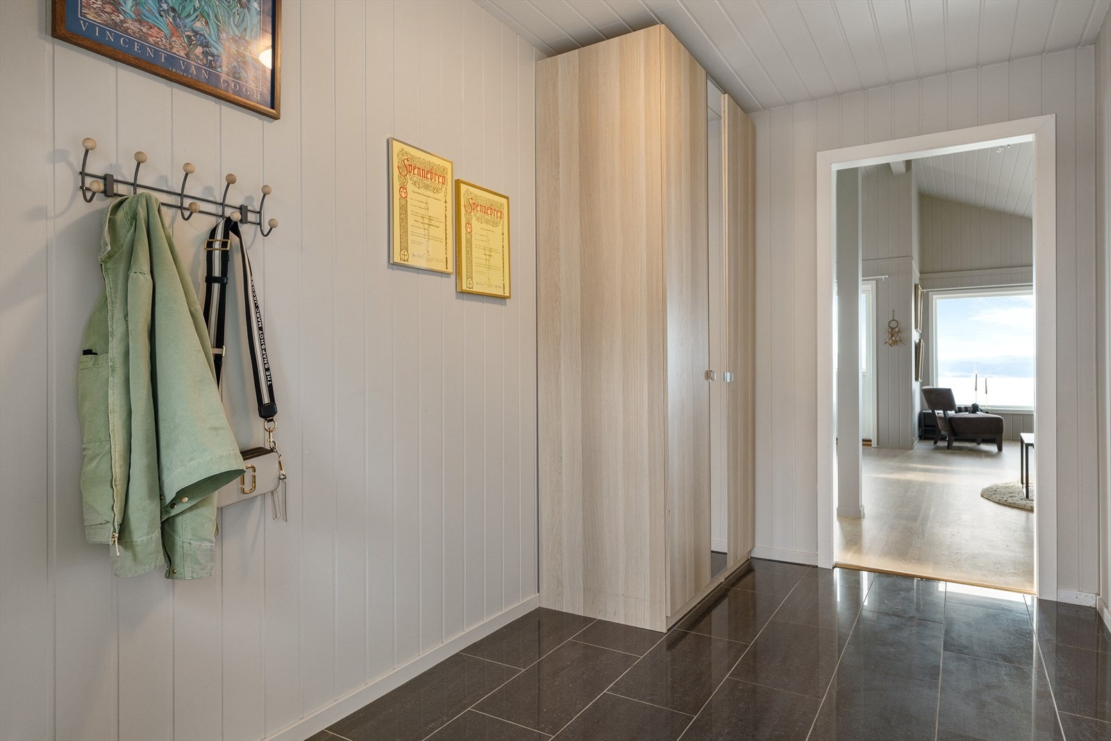 Stor og flott entrè som er flislagt. Galleribilde