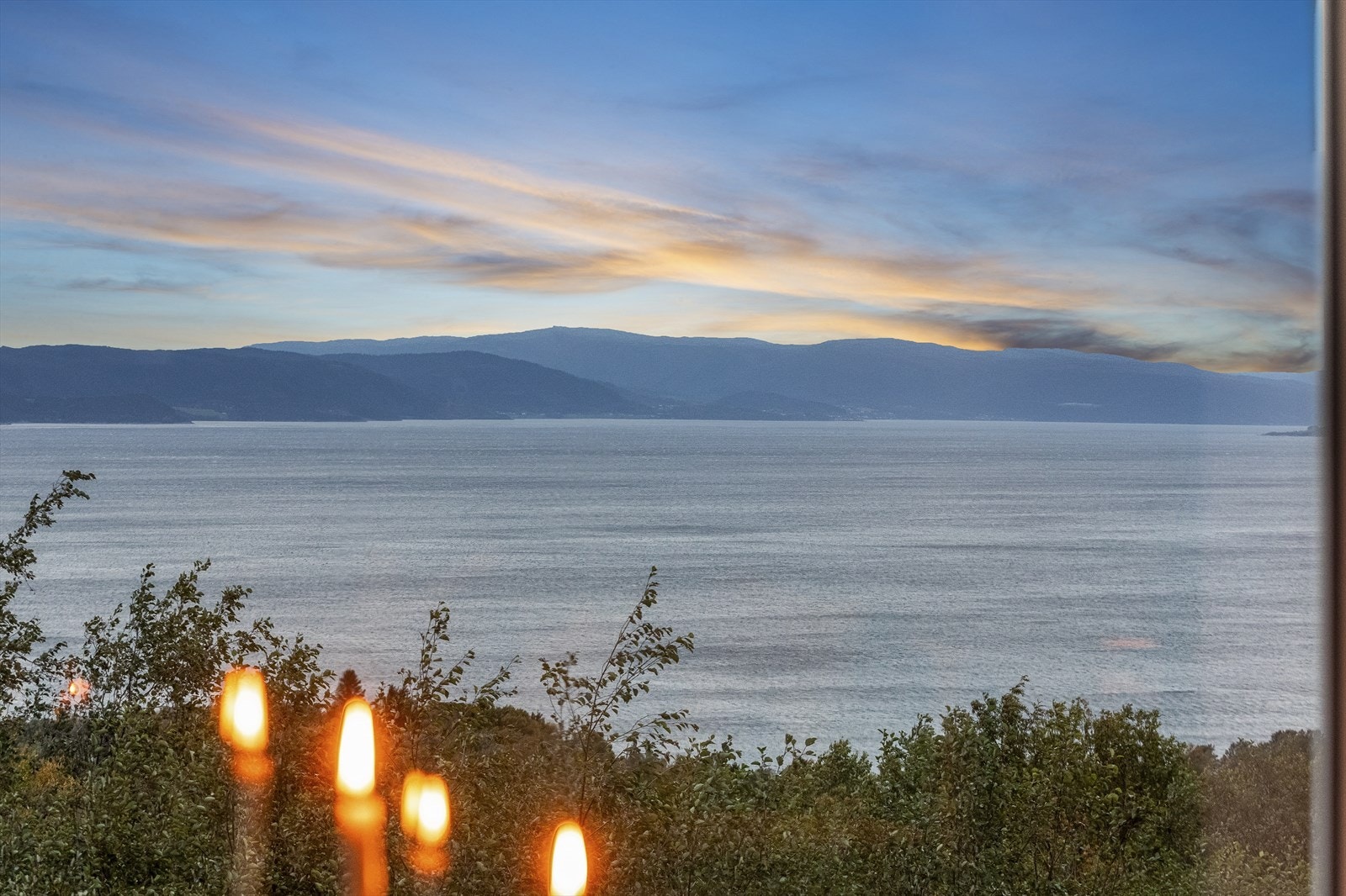 Panoramautsikt mot Trondheimsfjorden. Her er det bare å følge med på båt-trafikken inn til Trondheim. Galleribilde