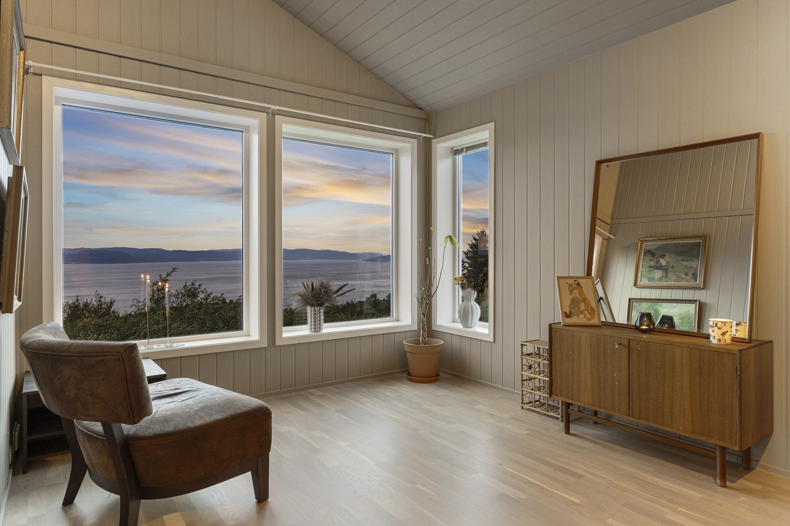 Store vindusflater sørger for naturlig lysinnslipp og at utsikten kan nytes til det fulle. Galleribilde