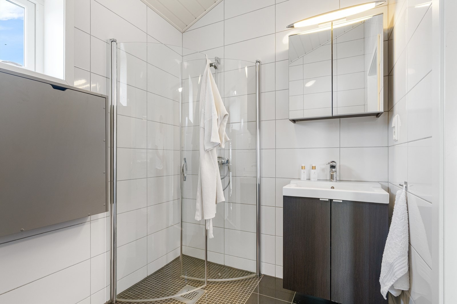 Det er også et bad ved entrè i 1. etasje. Galleribilde