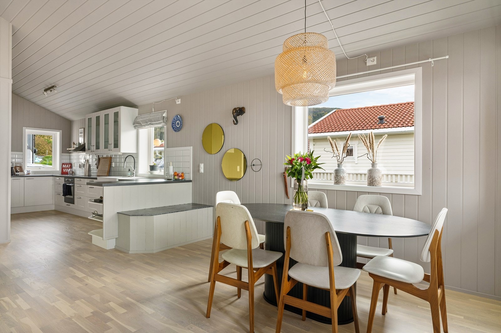 Lyst og flott kjøkken, hvor det er godt med skap- og benkeplass. Galleribilde