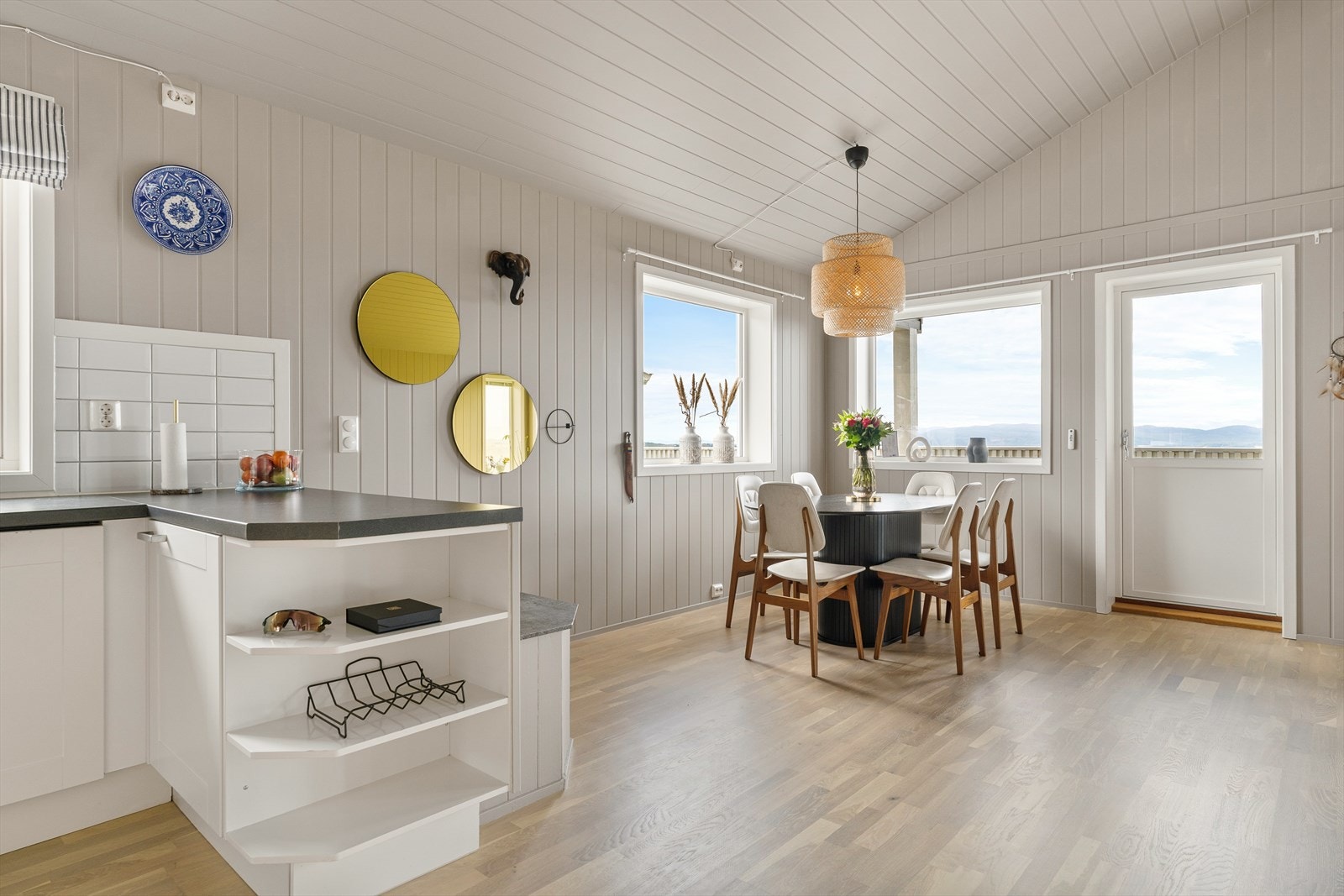 Det er vannbåren gulvvarme i alle rom i boligen. Det er også balansert ventilasjon. Galleribilde