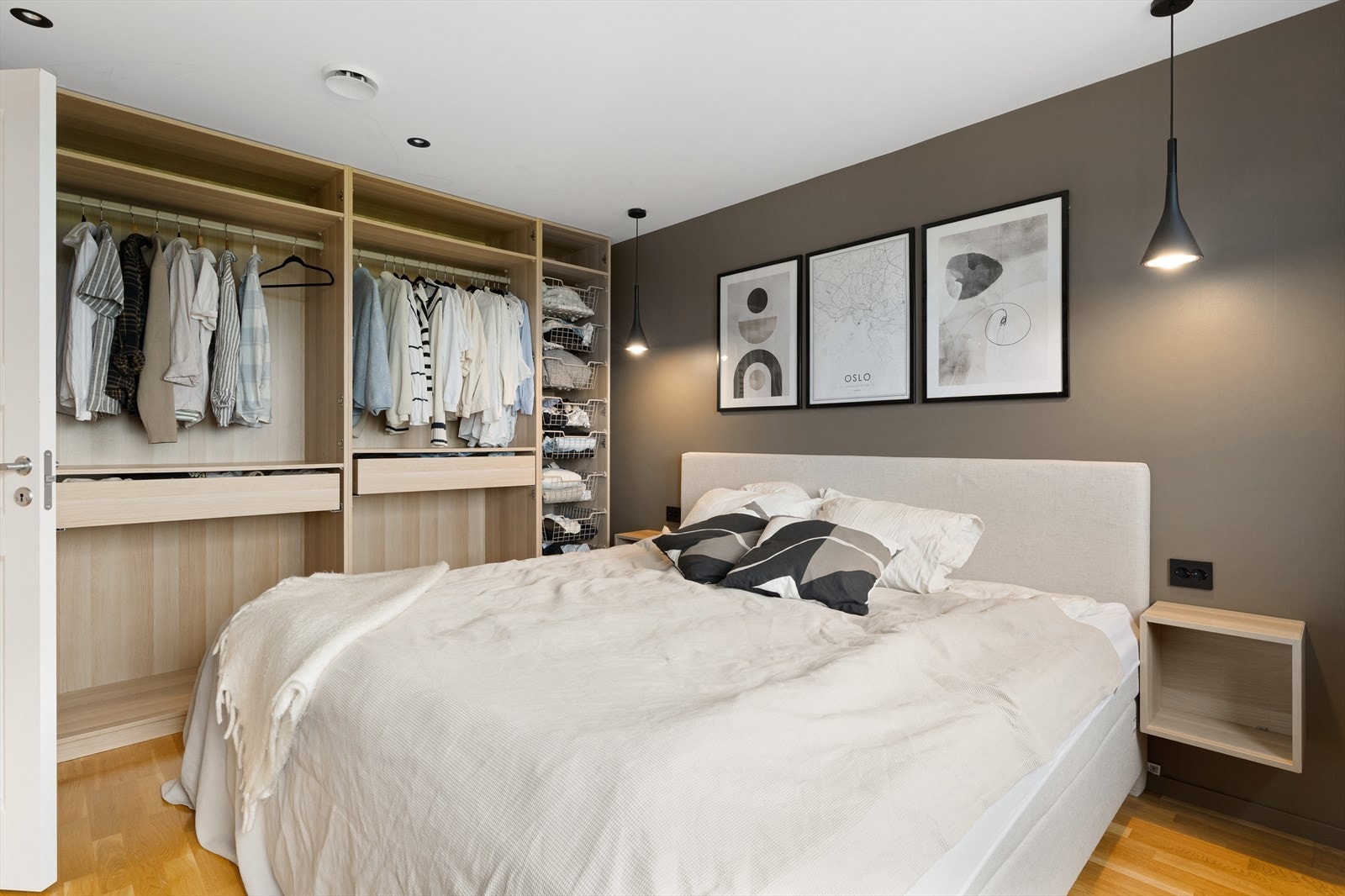 Her er det god plass til stor seng, nattbord og garderobeløsning. Galleribilde