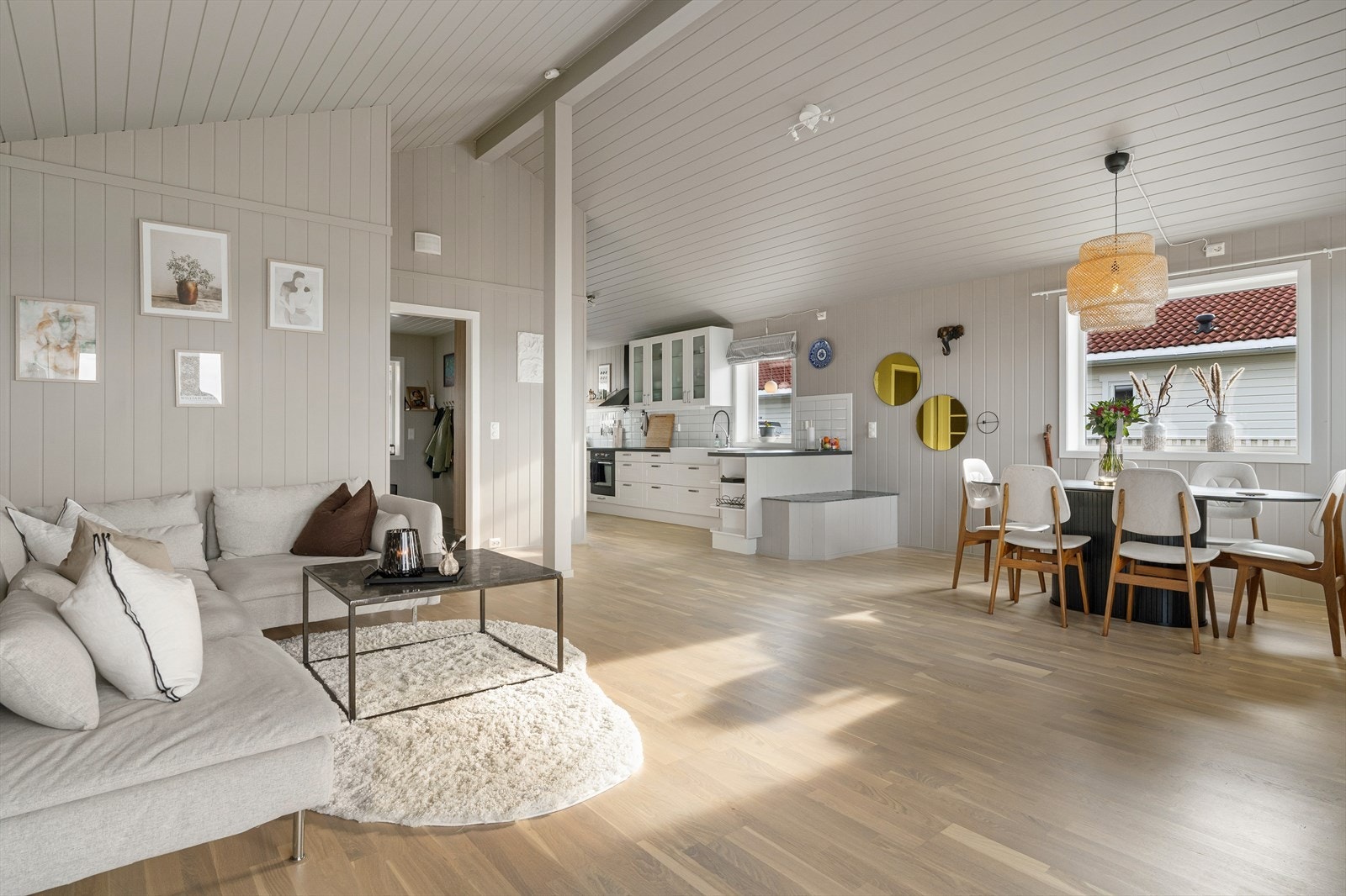 På stuen er det god plass til sofa, spisebord og tilhørende møblement. Galleribilde