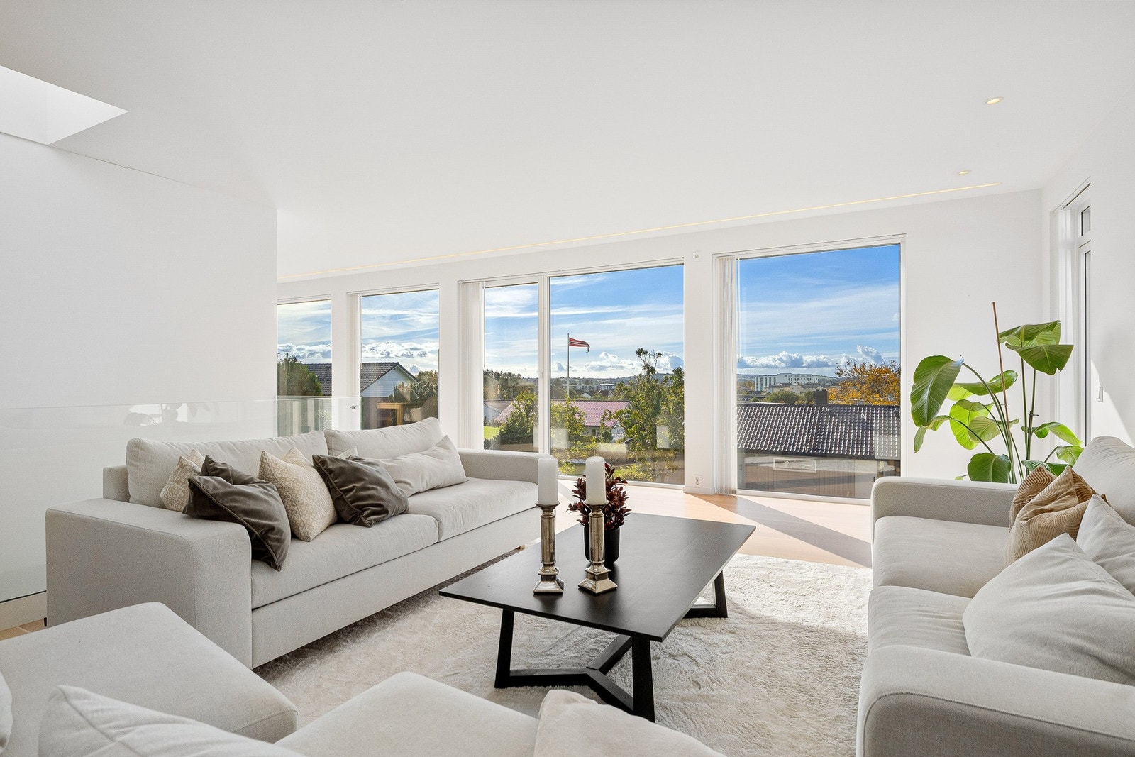 Lys og trivelig stue som også har utgang til balkong. Galleribilde