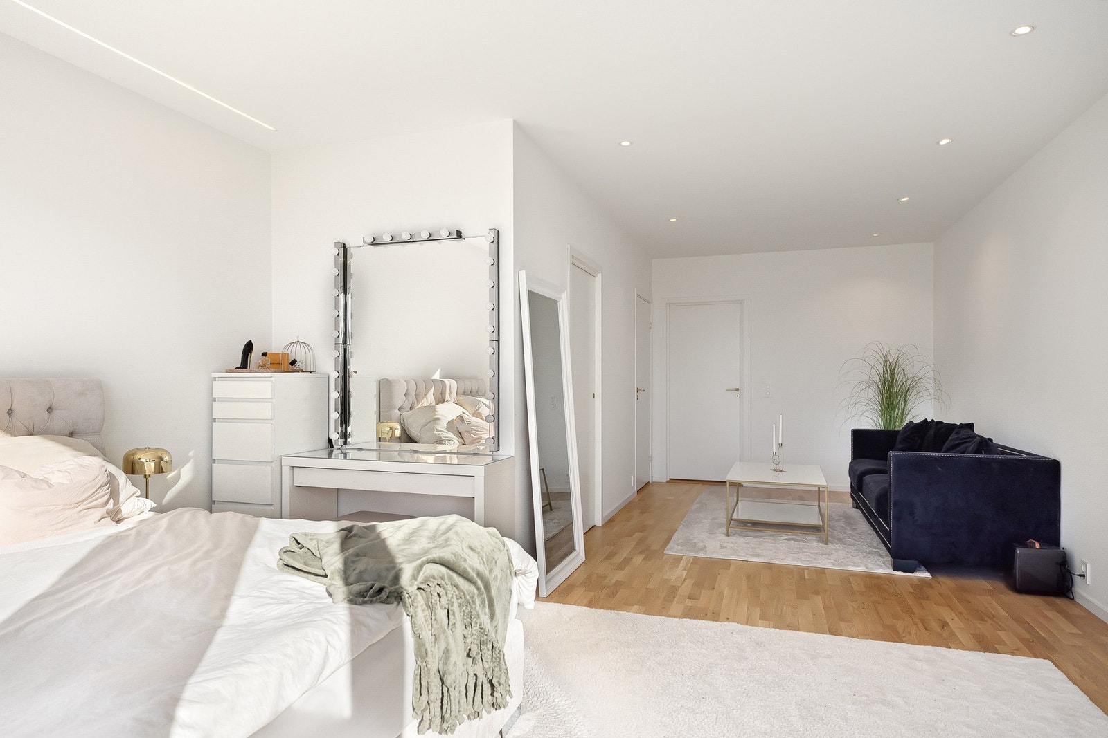 Soverommet har inngang til egen garderobe og bad Galleribilde