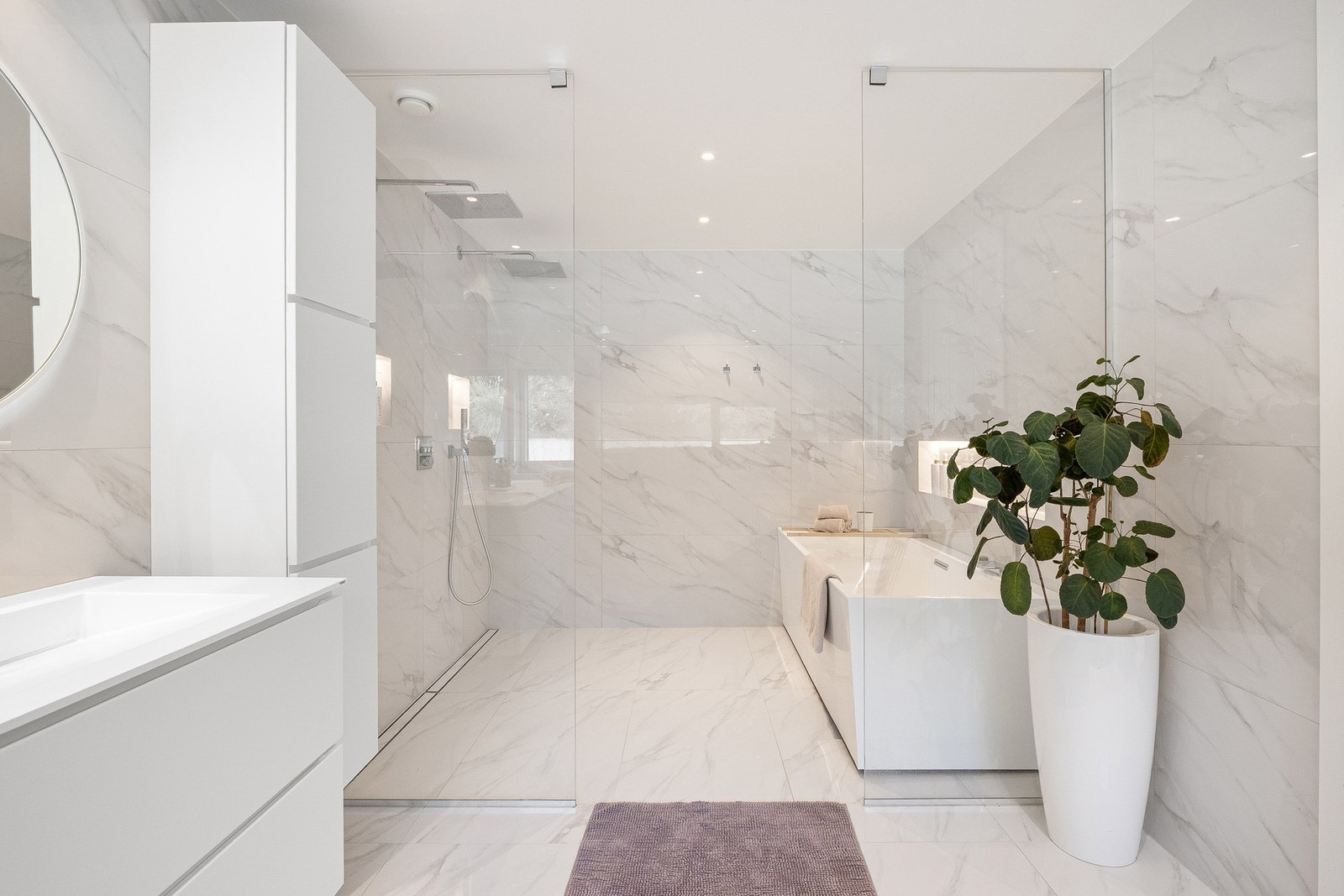 Stort og lekkert helfliset bad med både kar og dusj Galleribilde