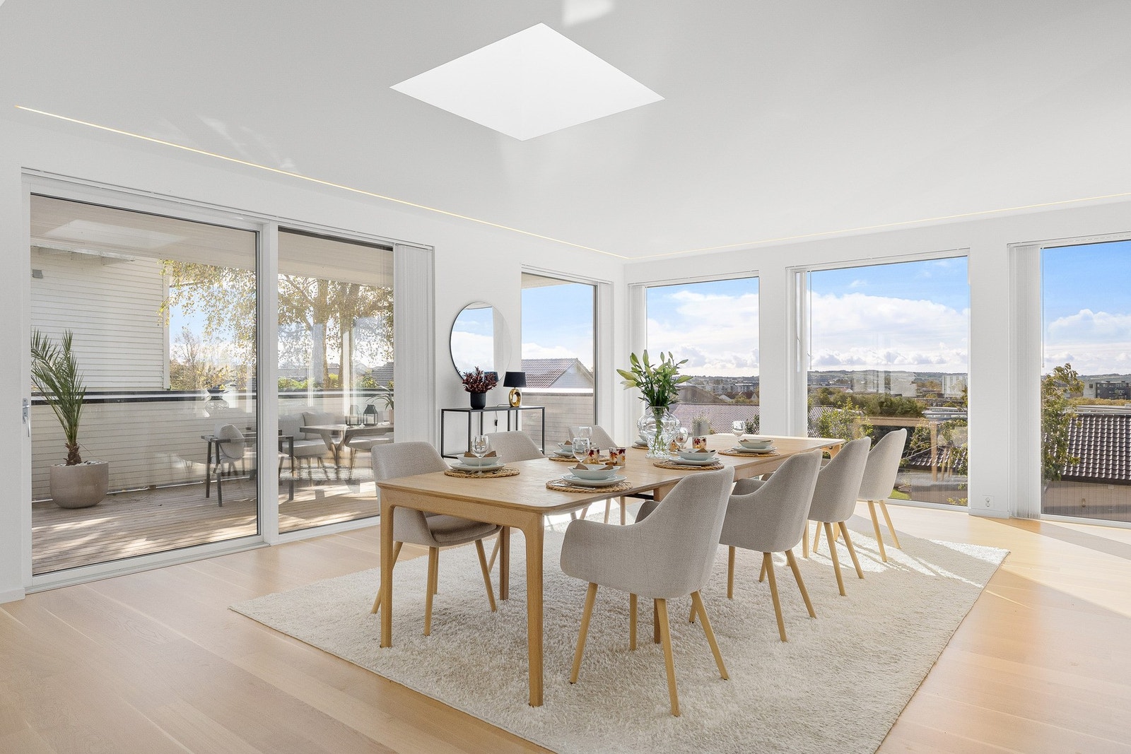 Lys og trivelig med takvindu over spiseplass Galleribilde