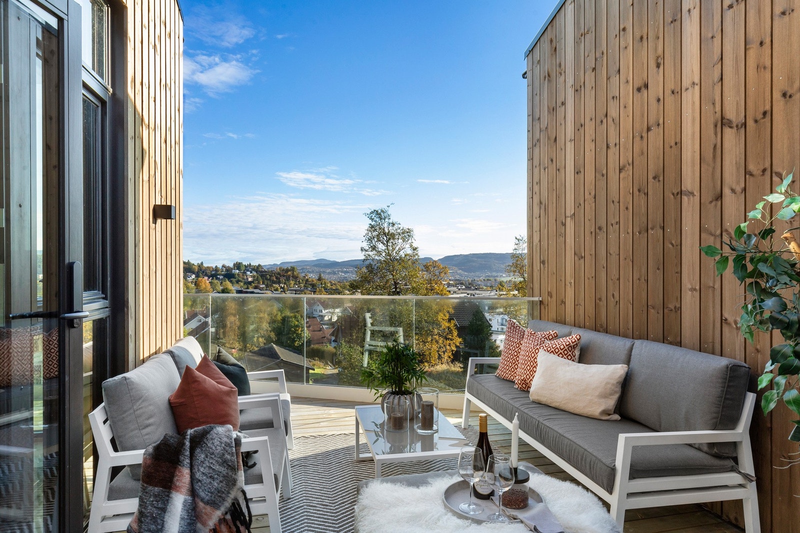 Sola kan følges fra morgen til kveld fra ulike terrassesoner som følger solgangen. Galleribilde