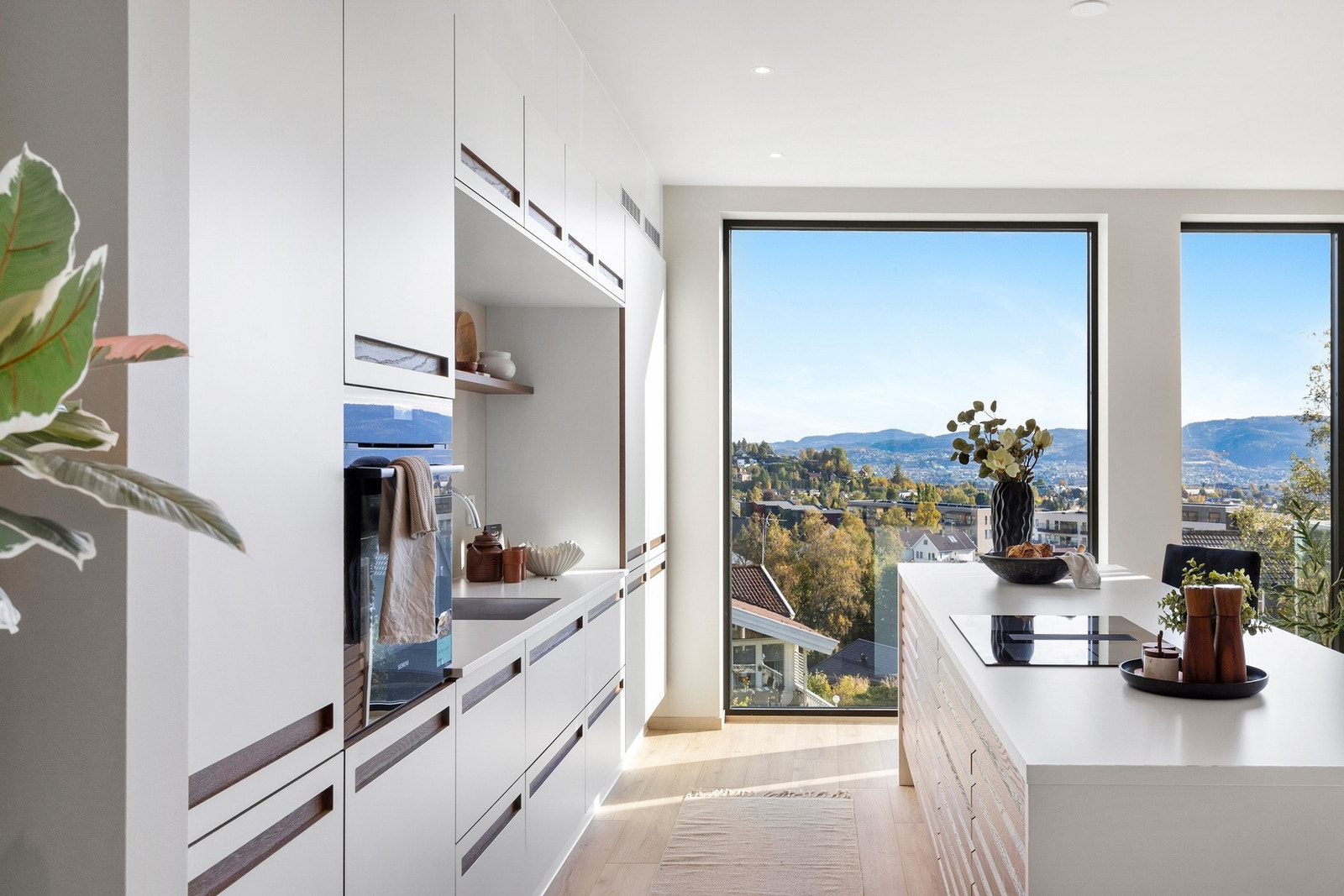 Kvalitetshvitevarer fra Siemens med blant annet avtrekk i platetopp, integrerte fullstørrelse kjøl- og fryseskap. Galleribilde