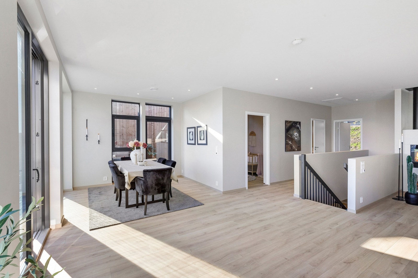 Boligen har i dag 4 soverom, men planløsningen er utformet slik at det med enkle grep kan etableres et ekstra soverom. Galleribilde