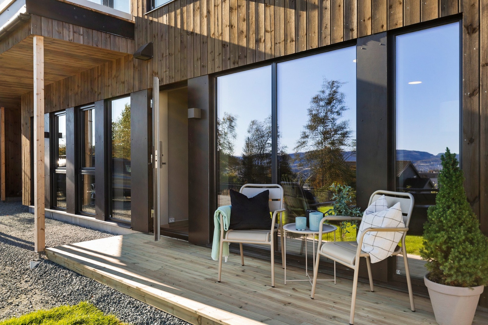 Inngang til innbydende utleiedel med høy standardleveranse. Mulighet for gode inntekter. Galleribilde