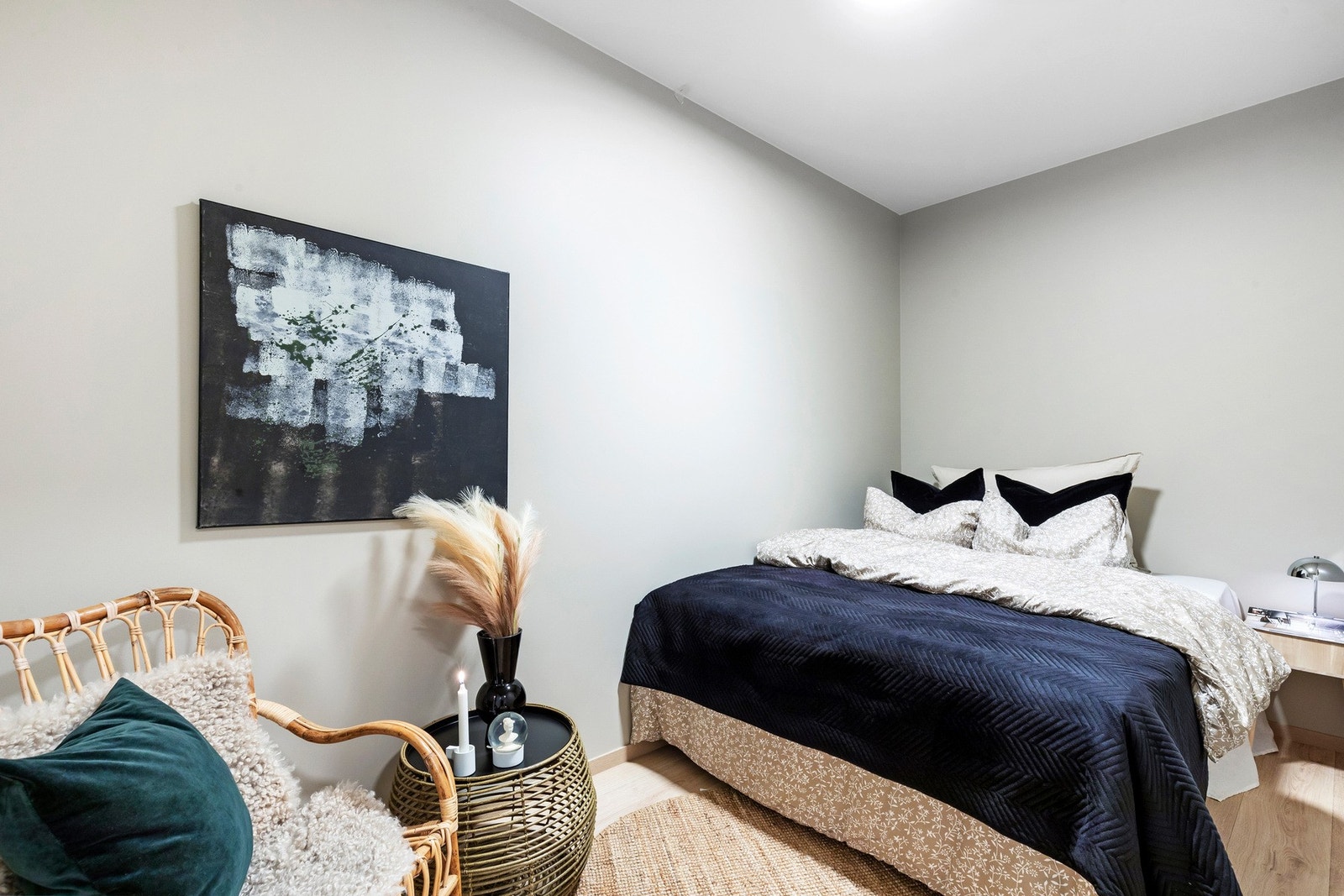 Romslig bod på 7,8 kvm, innredet som sovealkove. Galleribilde