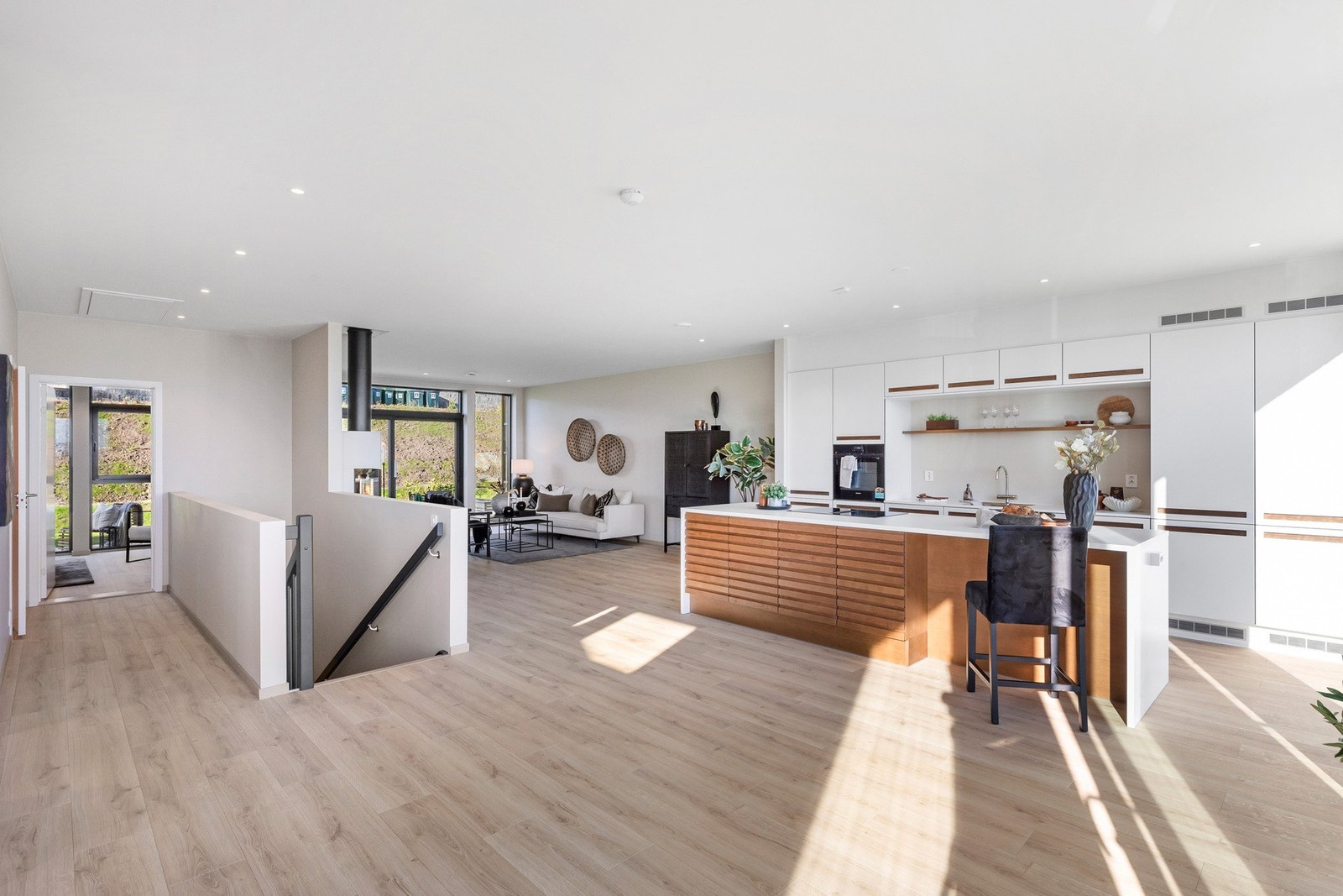 Utvidet elektrisk pakke med god bruk av downlights, gulvvarme stue og kjøkken, utvendig stikk, belysning i carport, utenfor huset og i hagen. Galleribilde