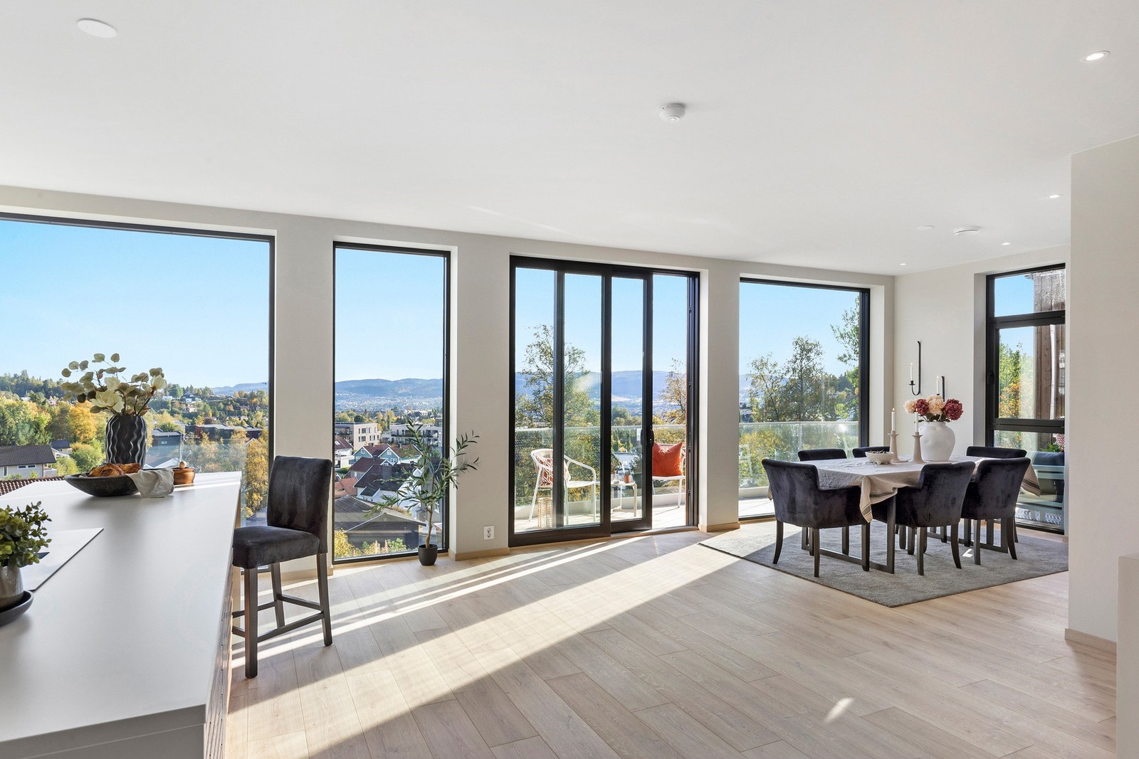 Ekstra takhøyde (2,7m), kombinert med glassfasade gir en særs god romopplevelse. Galleribilde