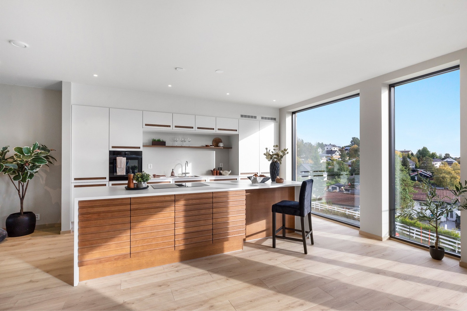 Stort og eksklusivt eikekjøkken fra JKE design. Et kjøkken klargjort for både hverdager og sosiale sammenkomster. Galleribilde