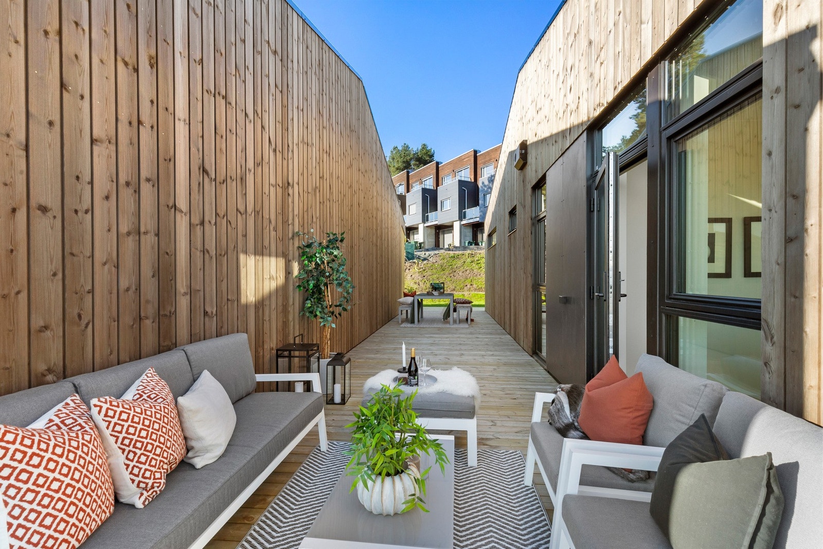 Det kan også etableres trapp opp til hage/terrasse fra carport. Galleribilde