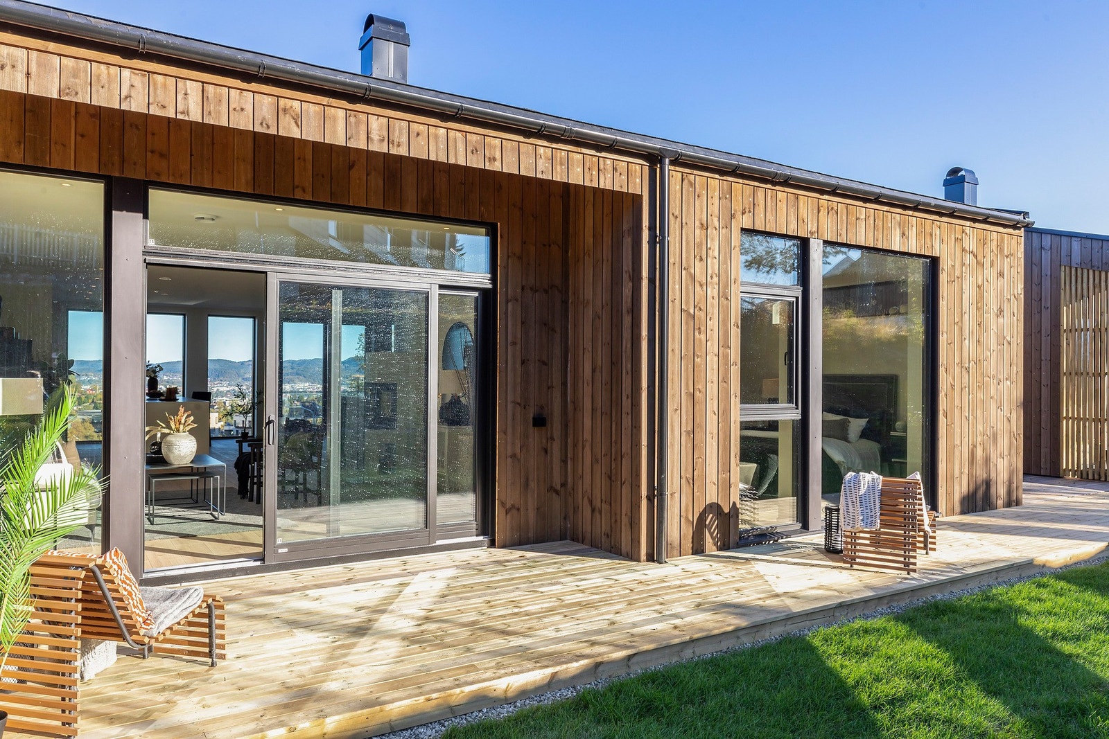 Flotte utearealer med terrasse som omkranser hele huset, samt plen på begge sider. Støttemurer, hekk og belysning, carport og p-plasser. Galleribilde