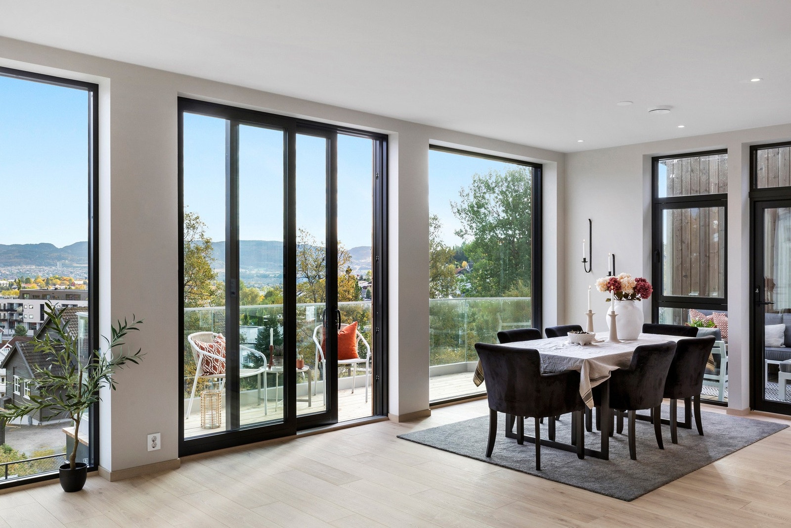 Store vindusflater og glassrekkverk på veranda gir uhindret utsikt. Galleribilde