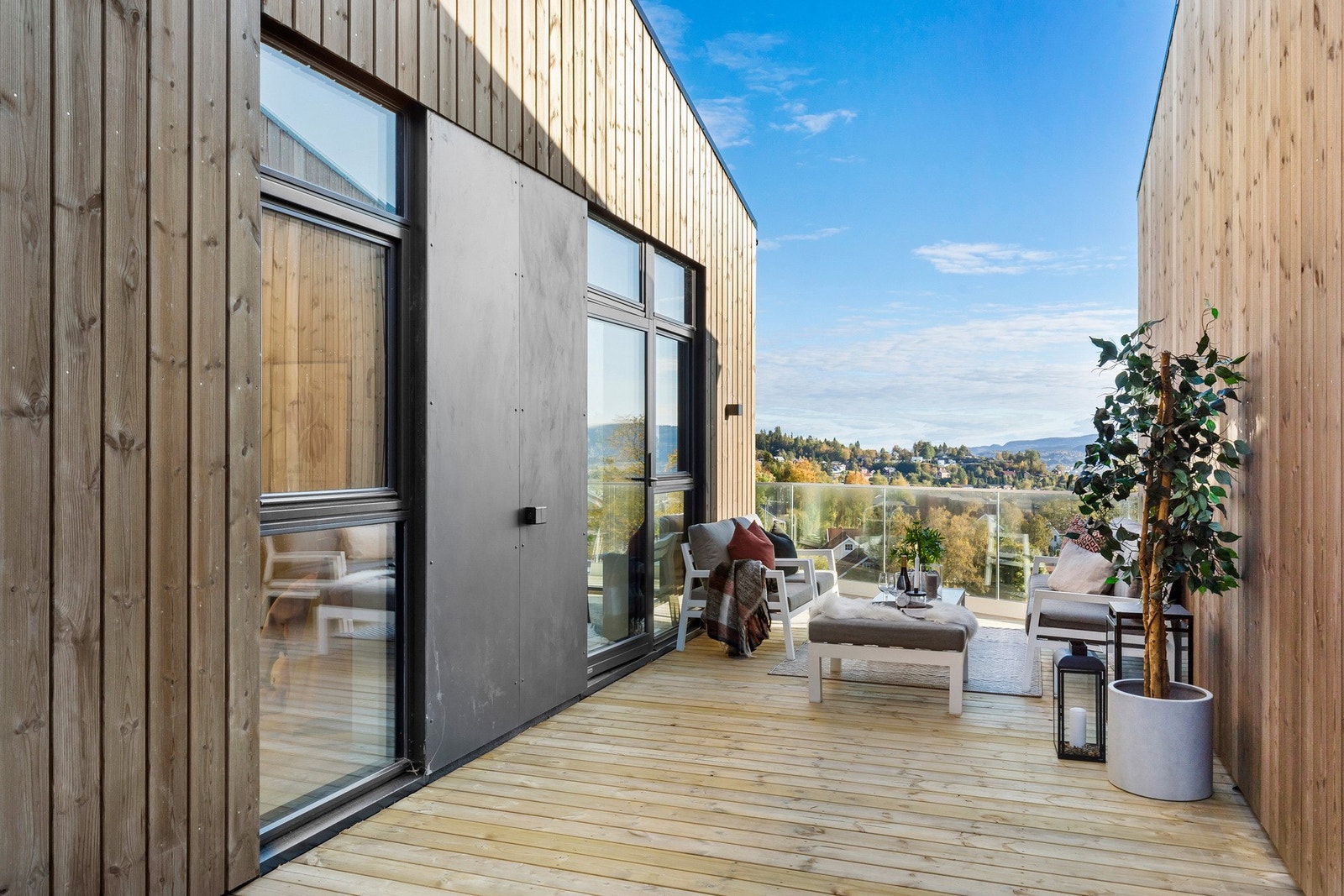 Vedlikeholdsfri kledning i jernvitrolbehandlet malmfuru. Galleribilde