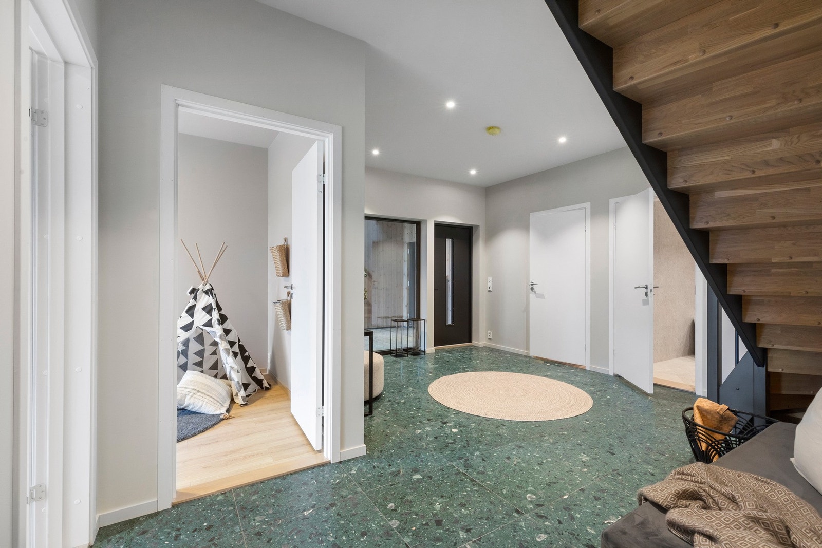 Ekte, hel terrazzo fra Marmi Scala i Verona. Stryntrappa Fauna, med hvitlaserte eiketrinn. Galleribilde