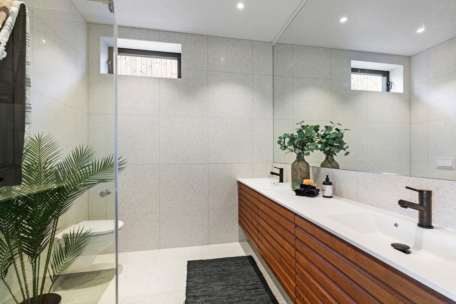 Begge baderommene er romslige velværebad med lekker utførelse. Galleribilde