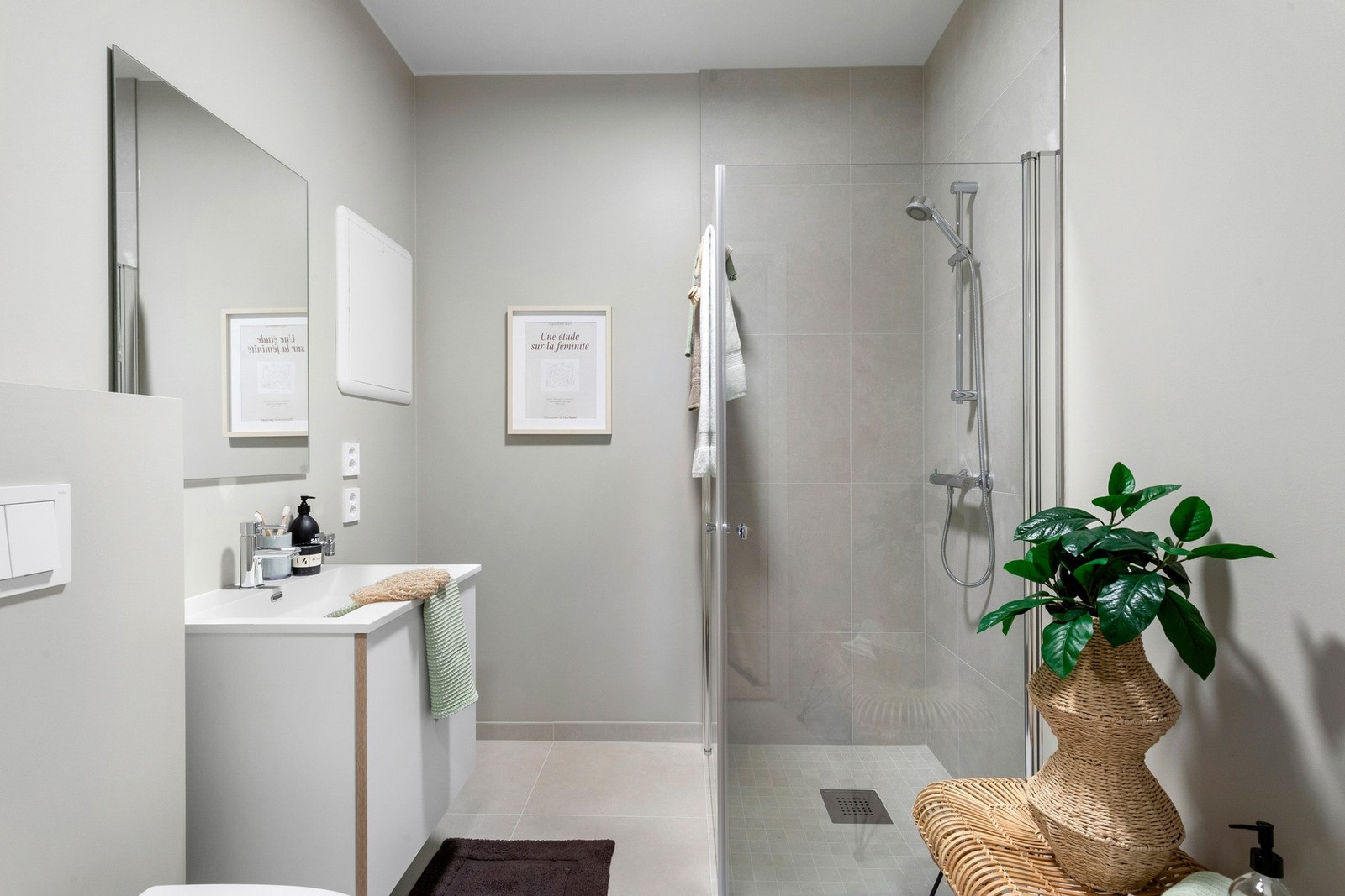 Pent baderom med flislagt gulv og dusjsone, innredning fra JKE Design. Galleribilde