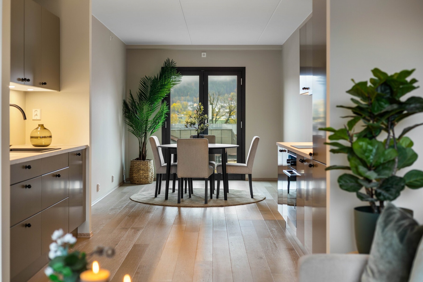 På motsatt side av rommet er det en flott spisestue. Galleribilde