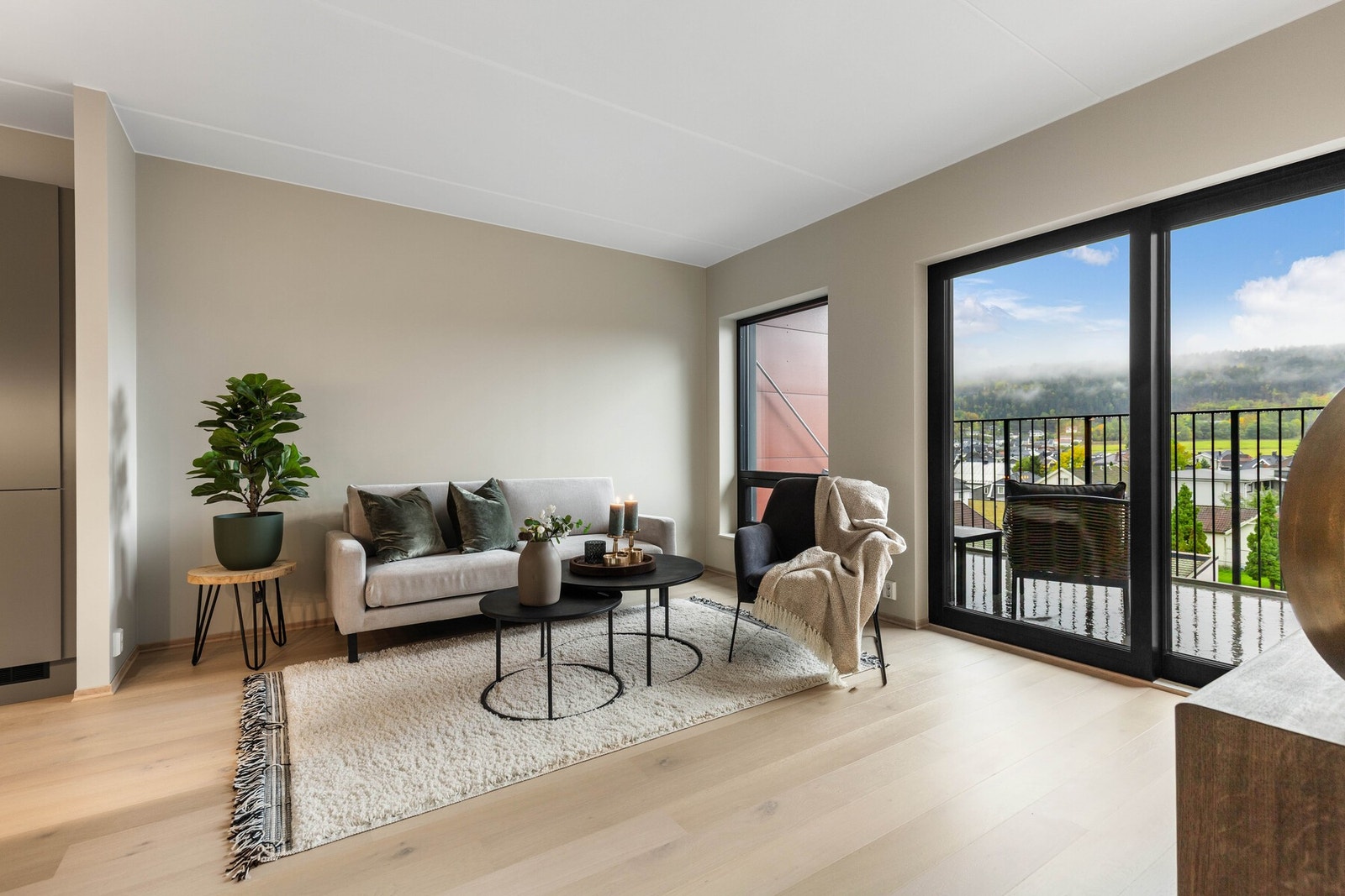 Lys og innbydende TV-stue med store vinduer og god plass til møblering. Galleribilde