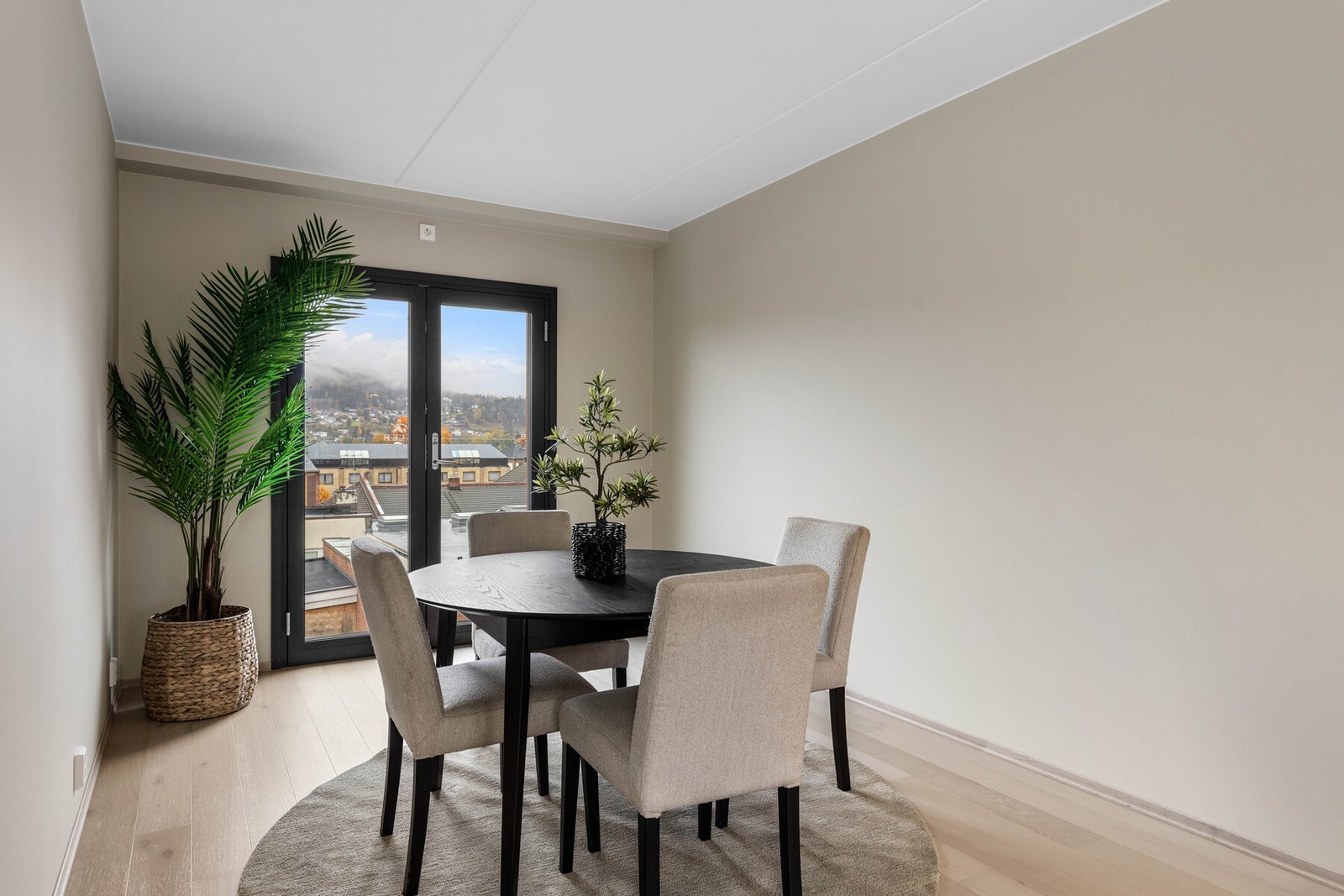 Naturlig lys strømmer inn via en fransk balkong. Galleribilde